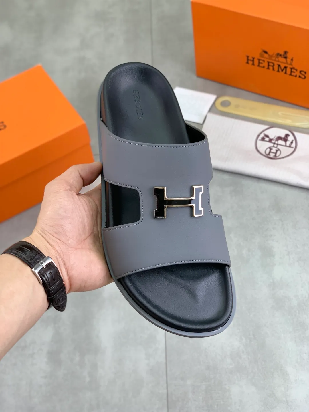 Men's shoes 💰P440 New [HERMES] high-end quality new Hermès slippers, made of imported calfskin, wear-resistant and non-slip rubber outsole. Fashionable and elegant code number: 39-44 (38 45 46 customized)